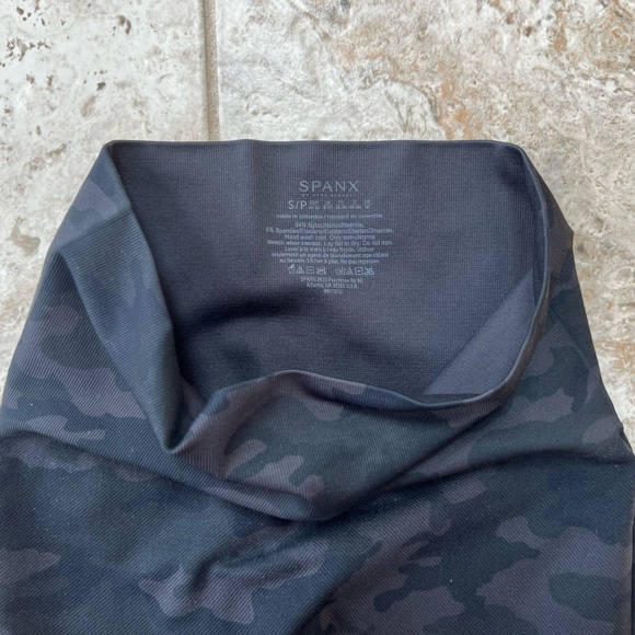 SPANX 'Look at Me Now' Seamless Camo Leggings, Size S - Picture 6 of 7